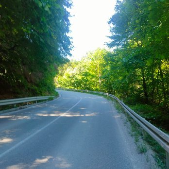 Думал, стоит ли добавлять. Это трасса Gran Fondo, Тут носятся тонары и если им нужно разъехаться в этом месте, то вас мало что спасет.