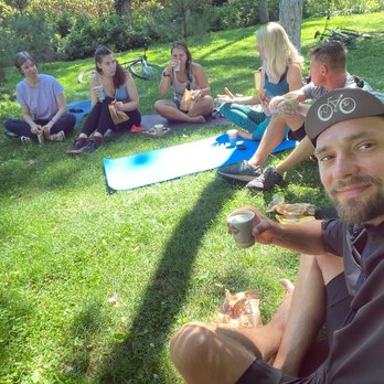 поесть круассан с кофе))